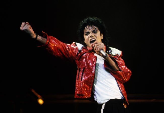 michael-jackson-performs-in-concert-circa-1986-news-photo-1680813884